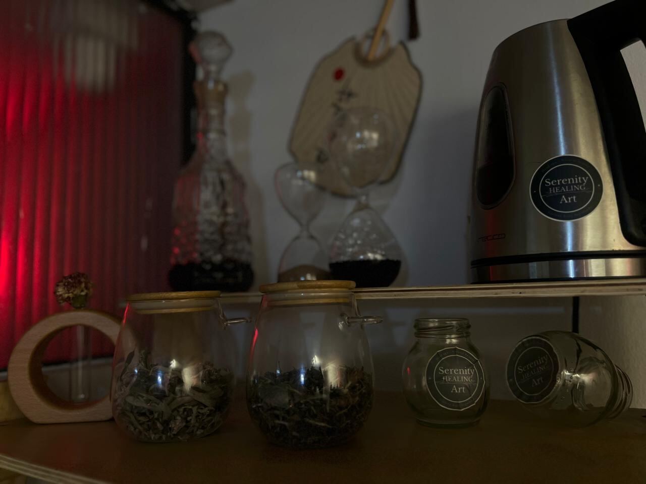 Frascos de vidrio con plantas secas